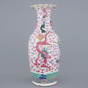 Un grand vase en porcelaine de Chine famille rose au dragons et chiens de fo, 19ème — photo 1
