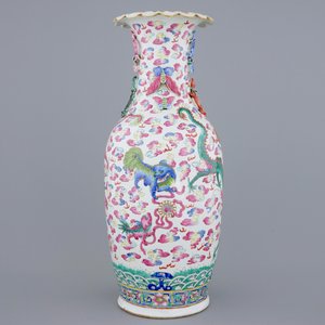 Un grand vase en porcelaine de Chine famille rose au dragons et chiens de fo, 19ème — photo 2