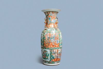 Un grand vase en porcelaine de Chine famille rose de Canton, 19ème