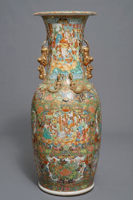 Un grand vase en porcelaine de Chine famille rose de Canton, 19ème