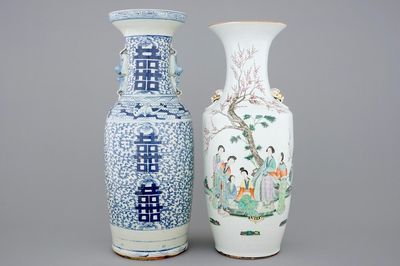 Un grand vase en porcelaine de Chine famille rose et un en bleu et blanc, 19/20ème