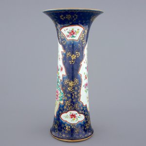Un grand vase en porcelaine de Chine famille rose sur fond bleu poudré, Qianlong, 18ème — photo 4