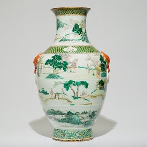 Un grand vase en porcelaine de Chine famille verte à décor de paysages et calligraphie, 19ème — photo 1