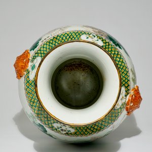 Un grand vase en porcelaine de Chine famille verte à décor de paysages et calligraphie, 19ème — photo 5