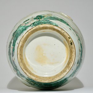 Un grand vase en porcelaine de Chine famille verte à décor de paysages et calligraphie, 19ème — photo 6