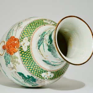 Un grand vase en porcelaine de Chine famille verte à décor de paysages et calligraphie, 19ème — photo 7