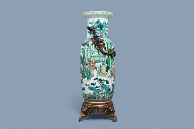 Un grand vase en porcelaine de Chine famille verte à monture en bronze doré, 19ème