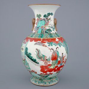 Un grand vase en porcelaine de Chine famille verte aux anses en forme d'éléphants, 19ème — photo 1