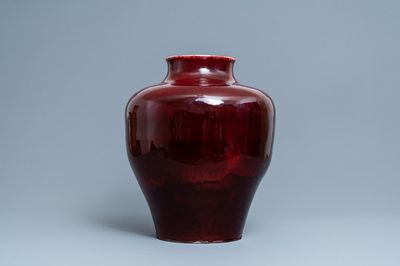 Un grand vase en porcelaine de Chine sang de boeuf monochrome, 19/20ème
