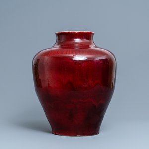 Un grand vase en porcelaine de Chine sang de boeuf monochrome, 19/20ème — photo 2