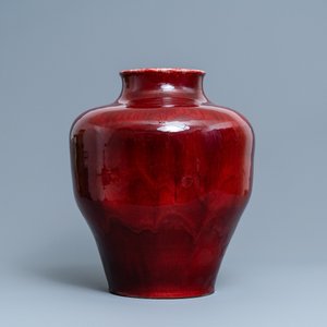 Un grand vase en porcelaine de Chine sang de boeuf monochrome, 19/20ème — photo 3