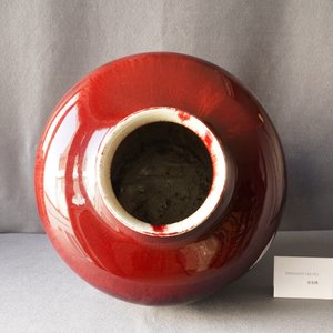 Un grand vase en porcelaine de Chine sang de boeuf monochrome, 19/20ème — photo 9