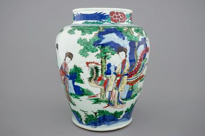 Un grand vase en porcelaine de Chine wucai, époque Transition, 1620-1683