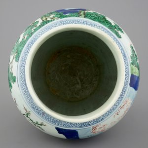 Un grand vase en porcelaine de Chine wucai, époque Transition, 1620-1683 — photo 5