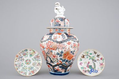 Un grand vase en porcelaine Imari de Japon, 17/18ème, et deux assiettes en porcelaine de Chine famille rose, 19ème