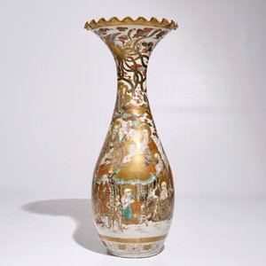 Un grand vase en porcelaine Satsuma à décor de Bouddha entouré des Arhats, Edo/Meiji, 19ème — photo 1