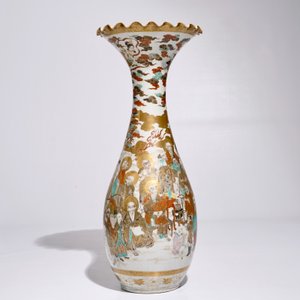 Un grand vase en porcelaine Satsuma à décor de Bouddha entouré des Arhats, Edo/Meiji, 19ème — photo 3