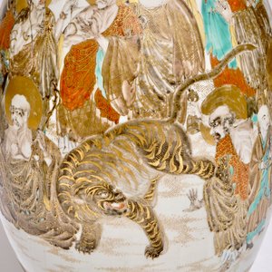 Un grand vase en porcelaine Satsuma à décor de Bouddha entouré des Arhats, Edo/Meiji, 19ème — photo 7