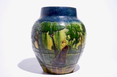 Un grand vase en poterie flamande à décor de figures, prob. Laigneil, Courtrai, début du 20ème