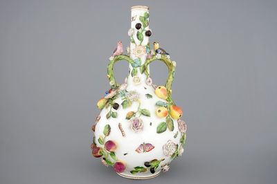 Un grand vase en style de Meissen aux appliques naturalistes, 19/20ème