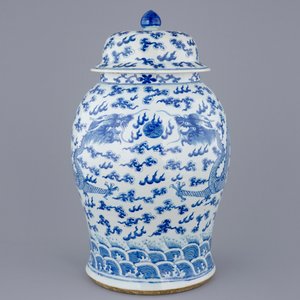 Un grand vase et son couvercle en porcelaine de Chine bleu et blanc aux dragons, 19ème — photo 2