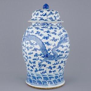 Un grand vase et son couvercle en porcelaine de Chine bleu et blanc aux dragons, 19ème — photo 3