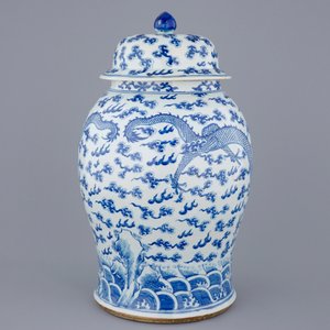 Un grand vase et son couvercle en porcelaine de Chine bleu et blanc aux dragons, 19ème — photo 4