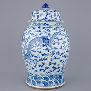 Un grand vase et son couvercle en porcelaine de Chine bleu et blanc aux dragons, 19ème — photo 5