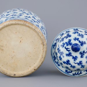 Un grand vase et son couvercle en porcelaine de Chine bleu et blanc aux dragons, 19ème — photo 7