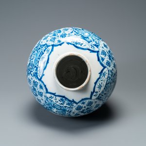 Un grand vase exceptionnel en faïence de Delft en bleu et blanc à décor de chinoiserie, 17/18ème — photo 11