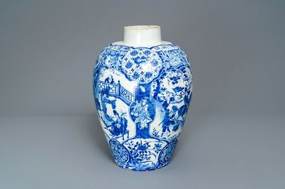 Un grand vase exceptionnel en faïence de Delft en bleu et blanc à décor de chinoiserie, 17/18ème