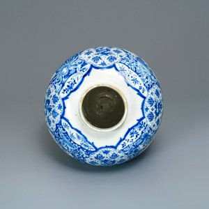 Un grand vase exceptionnel en faïence de Delft en bleu et blanc à décor de chinoiserie, 17/18ème — photo 6