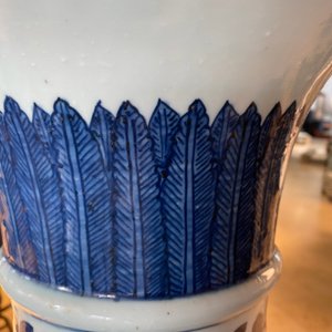 Un grand vase impérial de forme 'zun' en porcelaine de Chine en bleu et blanc, marque et époque de Wanli — photo 15