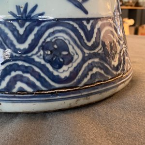 Un grand vase impérial de forme 'zun' en porcelaine de Chine en bleu et blanc, marque et époque de Wanli — photo 19