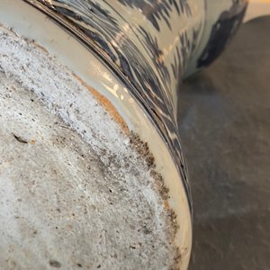 Un grand vase impérial de forme 'zun' en porcelaine de Chine en bleu et blanc, marque et époque de Wanli — photo 34
