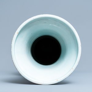 Un grand vase impérial de forme 'zun' en porcelaine de Chine en bleu et blanc, marque et époque de Wanli — photo 6