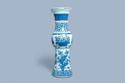 Un grand vase impérial de forme 'zun' en porcelaine de Chine en bleu et blanc, marque et époque de Wanli