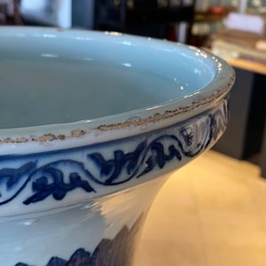 Un grand vase impérial de forme 'zun' en porcelaine de Chine en bleu et blanc, marque et époque de Wanli — photo 13