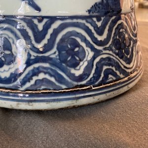 Un grand vase impérial de forme 'zun' en porcelaine de Chine en bleu et blanc, marque et époque de Wanli — photo 20