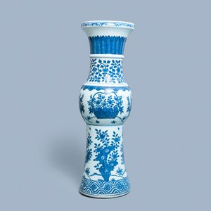Un grand vase impérial de forme 'zun' en porcelaine de Chine en bleu et blanc, marque et époque de Wanli — photo 3