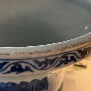 Un grand vase impérial de forme 'zun' en porcelaine de Chine en bleu et blanc, marque et époque de Wanli — photo 33