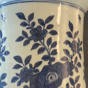 Un grand vase impérial de forme 'zun' en porcelaine de Chine en bleu et blanc, marque et époque de Wanli — photo 39