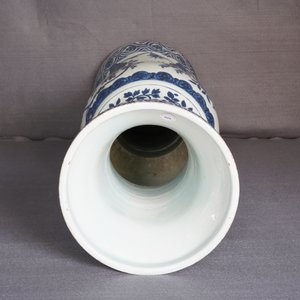 Un grand vase impérial de forme 'zun' en porcelaine de Chine en bleu et blanc, marque et époque de Wanli — photo 47