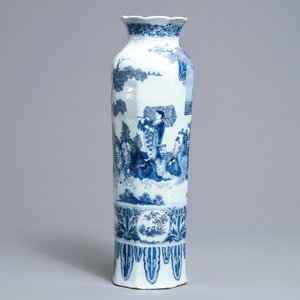 Un grand vase octagonal en faïence de Delft en bleu et blanc à décor de chinoiserie, 17/18ème — photo 1