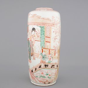 Un grand vase roulean en porcelaine de Chine famille verte, rouge de fer et doré, Kangxi, ca. 1720 — photo 1