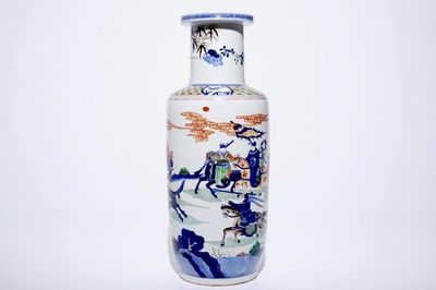 Un grand vase rouleau en porcelaine de Chine a décor de chevaliers, 20ème