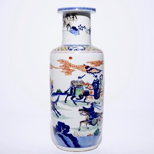 Un grand vase rouleau en porcelaine de Chine a décor de chevaliers, 20ème — photo 1