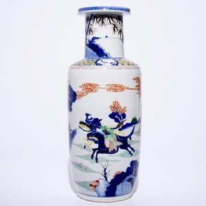 Un grand vase rouleau en porcelaine de Chine a décor de chevaliers, 20ème — photo 4