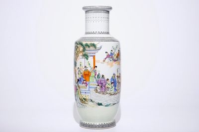 Un grand vase rouleau en porcelaine de Chine famille rose, 20ème
