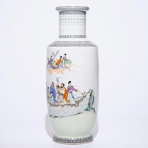 Un grand vase rouleau en porcelaine de Chine famille rose, 20ème — photo 2